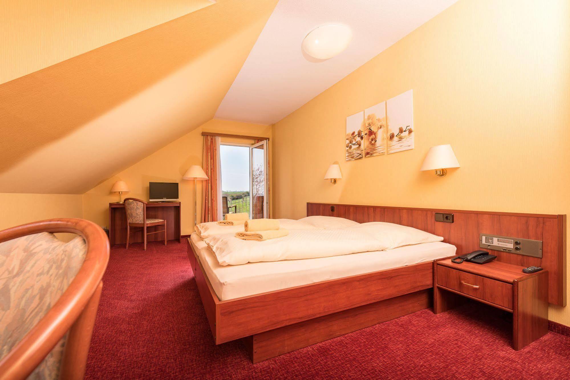 Berghotel Wilhelmsburg Bad Kosen Exterior foto